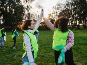 Photo of teenage volunteers